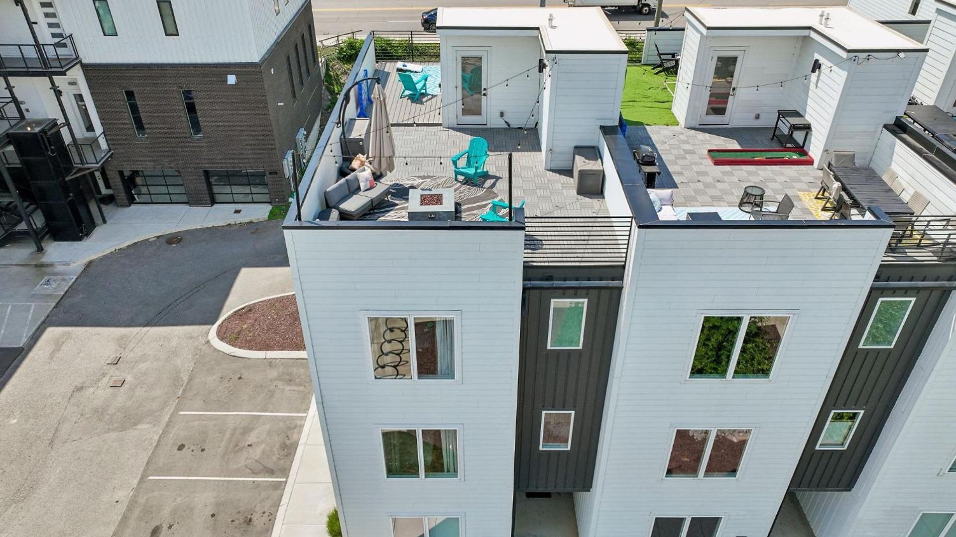 Townhouse With Rooftop & Modern Comfort