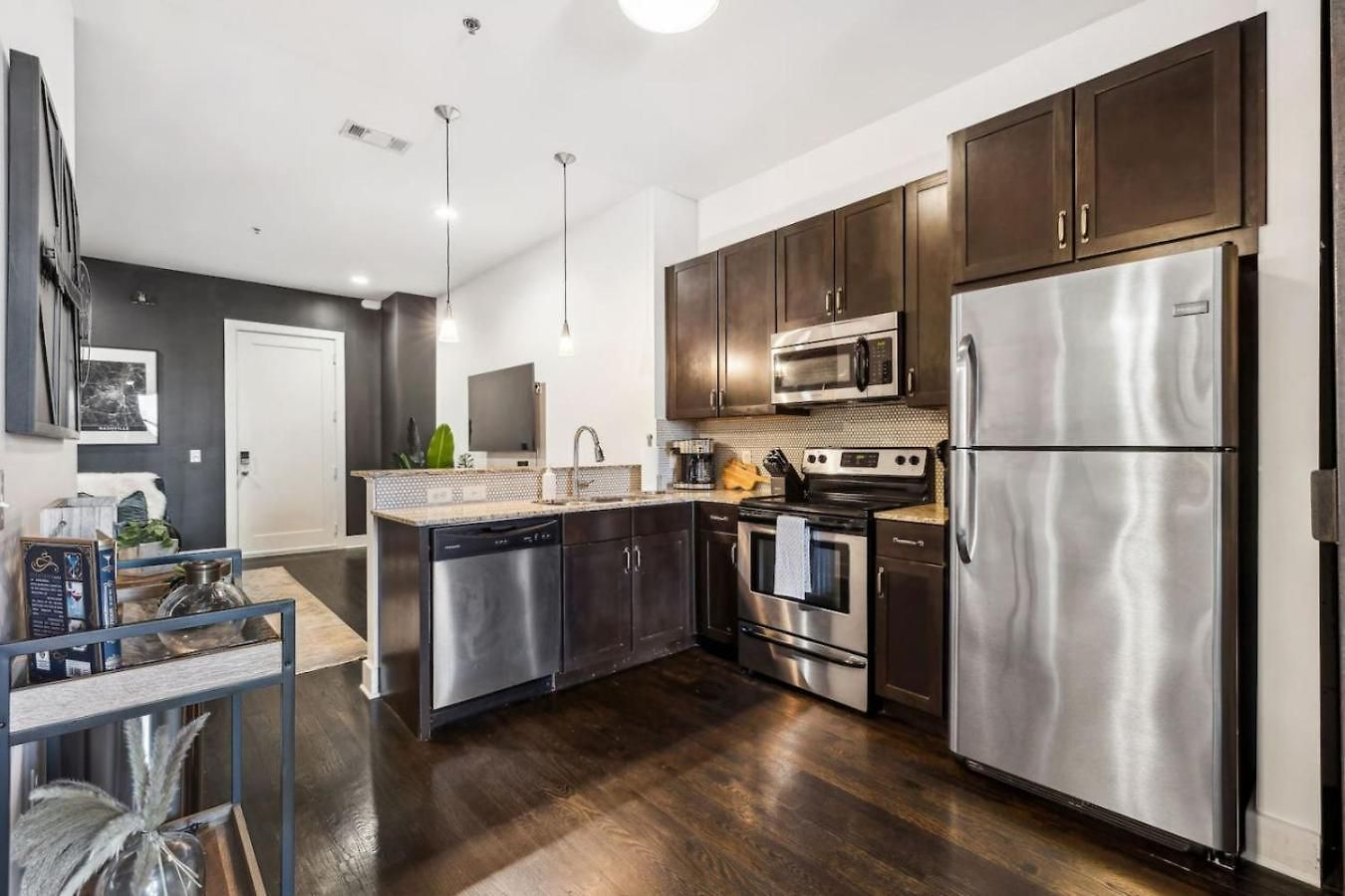 Legends Loft Modern Near Vandy On West End Holiday home *
