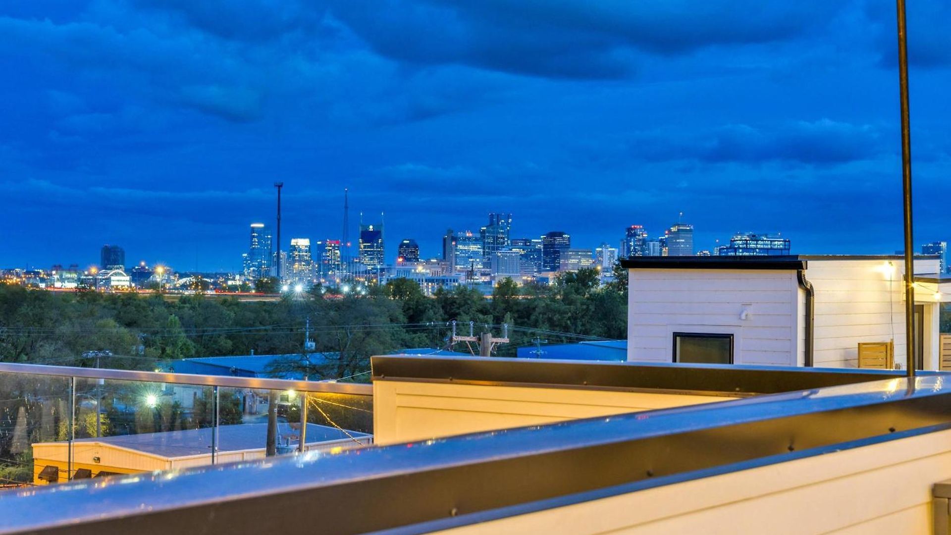 Double Rooftop Decks Hot Tub Karaoke Holiday home *
