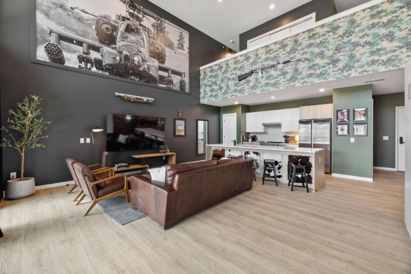 Walk To Broadway! The Man Cave/cowboys & Playboys With Pool & Gym Apartment