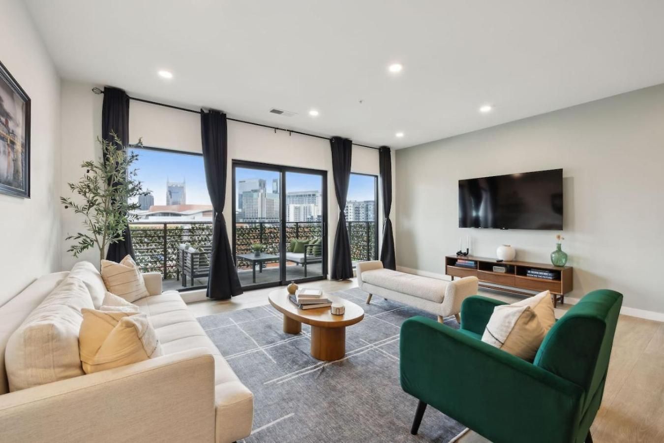 Apartment Skyline Nights Downtown Nash W/ Views, Pool, Gym *
