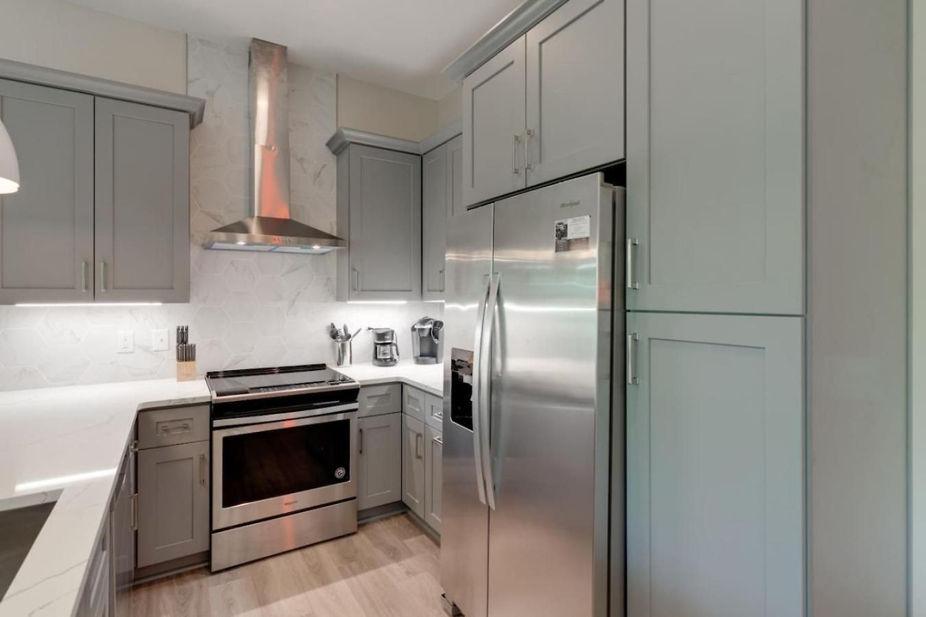 Apartment Prime West End 2br W, Sauna And Balcony Near Vandy!