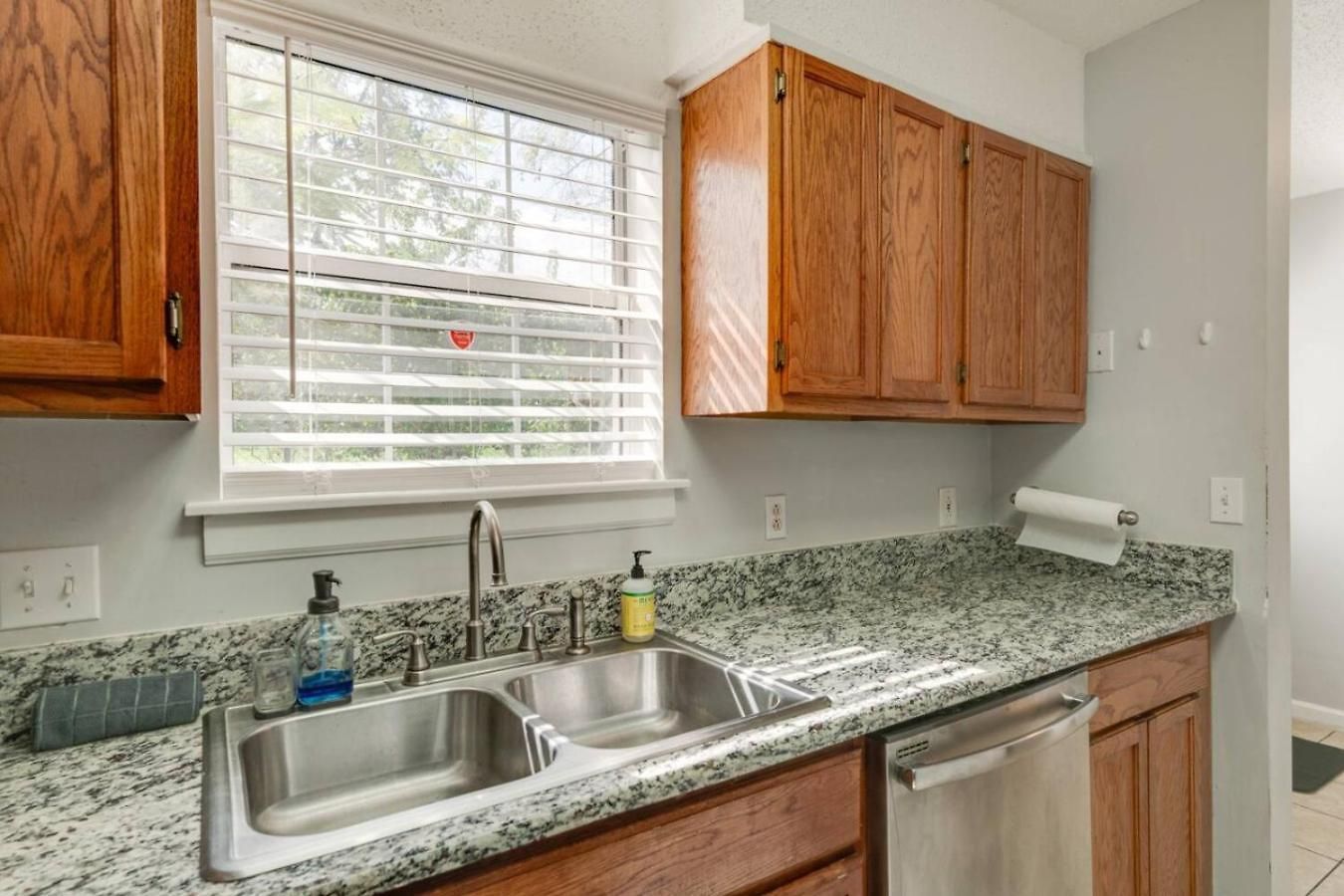Prime Location With Balcony Near Broadway And Golf
