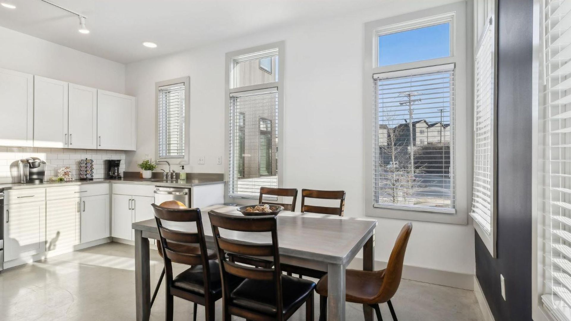 Modern Townhome 2 Miles South Of Downtown And Broadway Ave