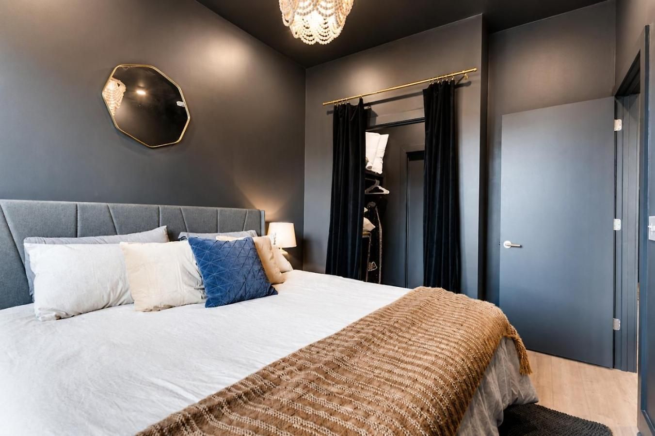 Holiday home East Nash Top-floor 1br | Rooftop Deck | Sleeps 6 *
