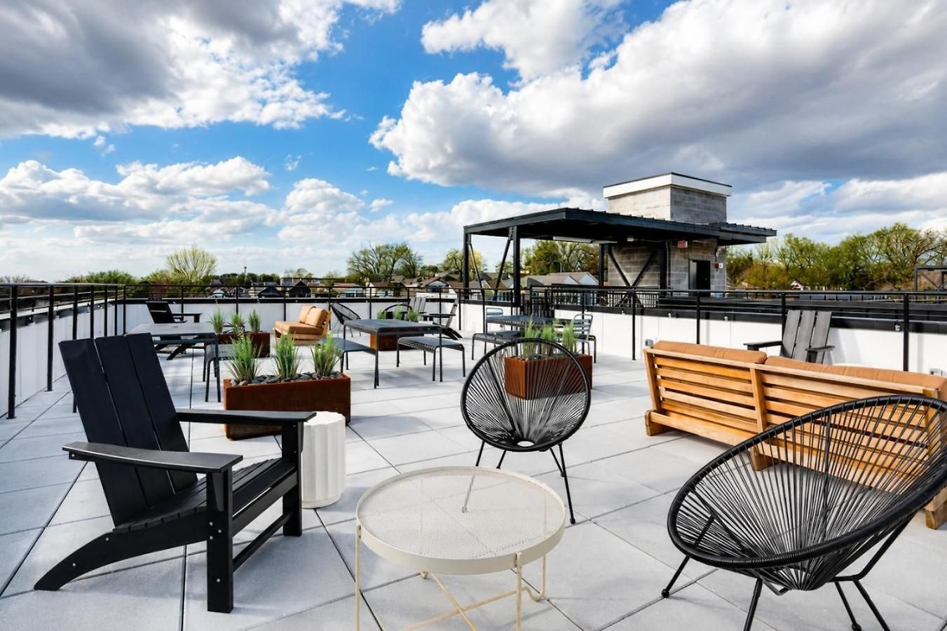 East Nash Top-floor 1br | Rooftop Deck | Sleeps 6