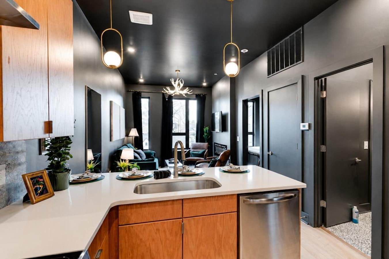 East Nash Top-floor 1br | Rooftop Deck | Sleeps 6 Holiday home
