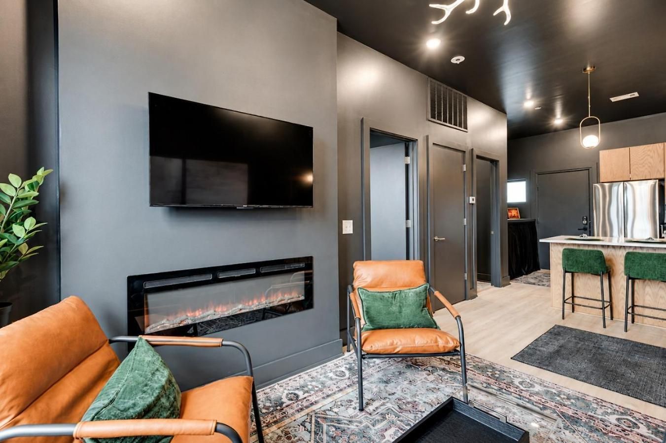 East Nash Top-floor 1br | Rooftop Deck | Sleeps 6 Holiday home *