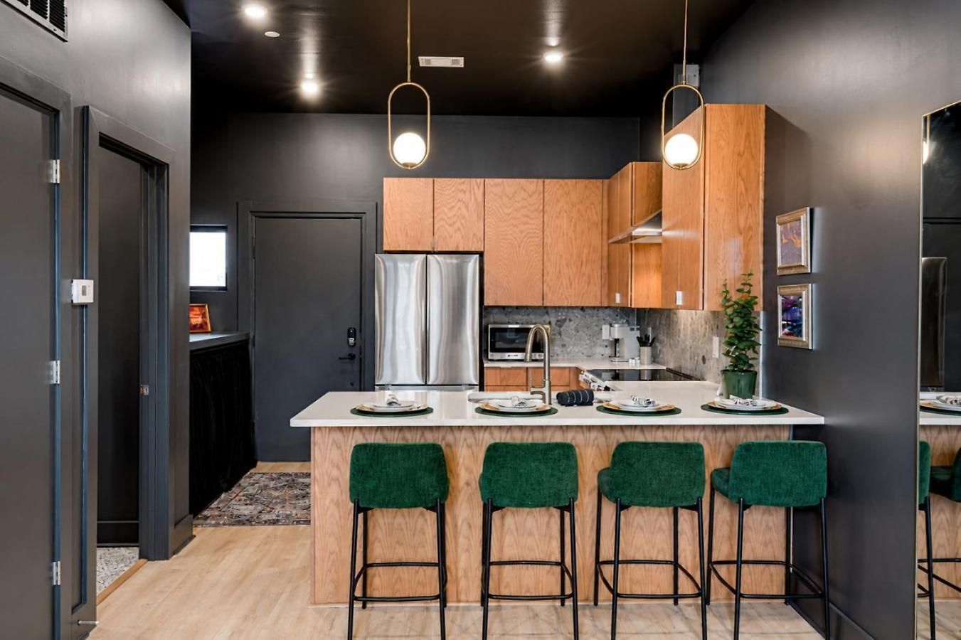 East Nash Top-floor 1br | Rooftop Deck | Sleeps 6