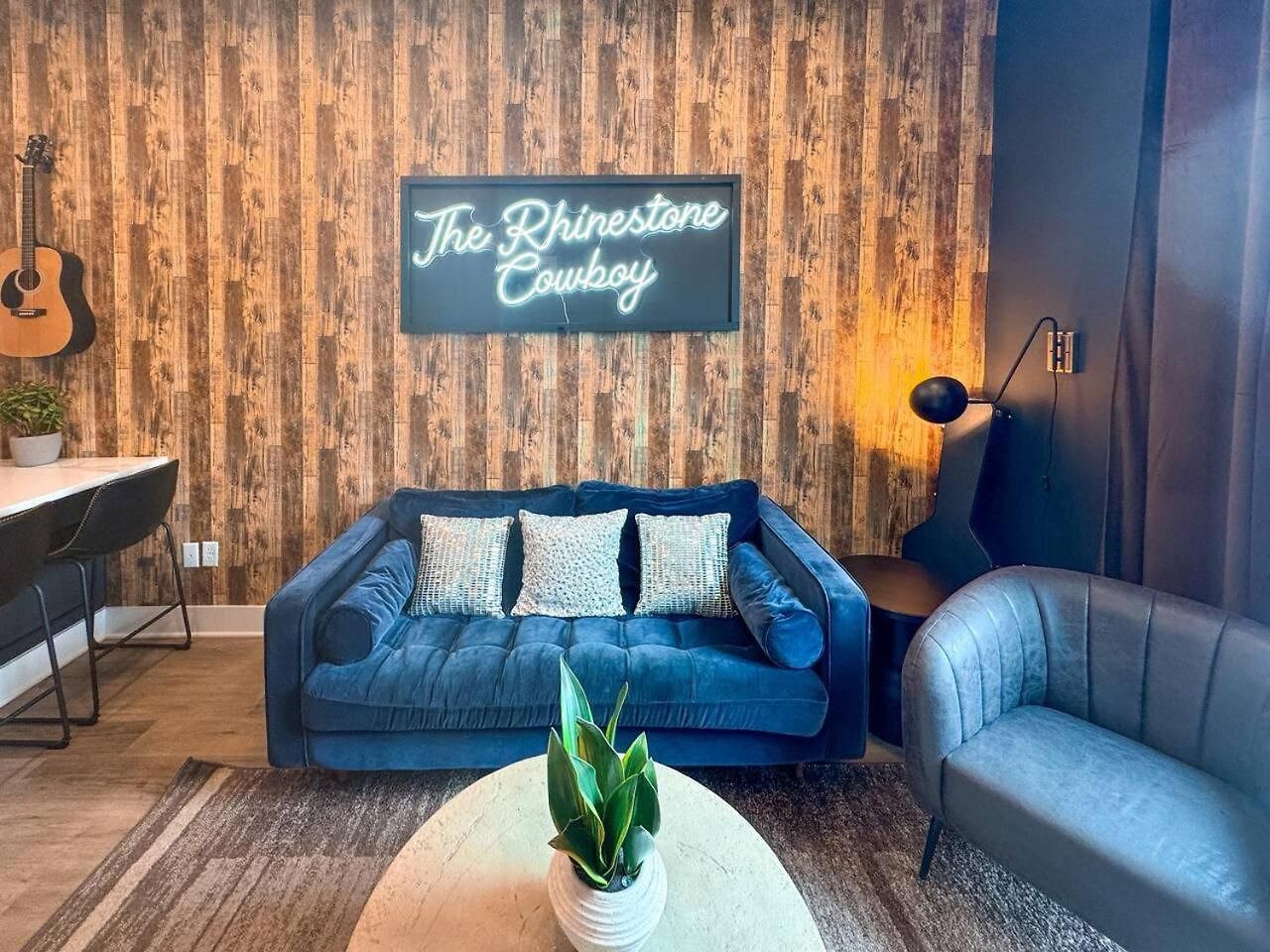 Rhinestone Cowboy 5 Min To Downtown Apartment *