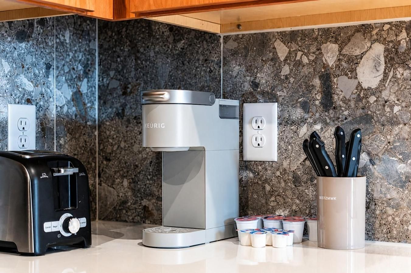 East Nash Top-floor 1br | Rooftop Deck | Sleeps 6 *