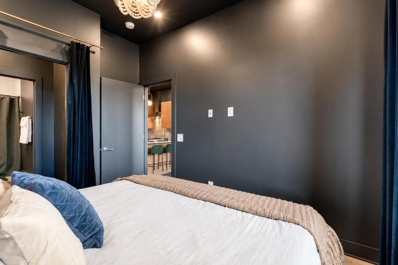 Holiday home East Nash Top-floor 1br | Rooftop Deck | Sleeps 6 *
