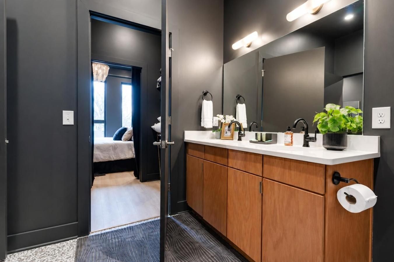 East Nash Top-floor 1br | Rooftop Deck | Sleeps 6 Nashville