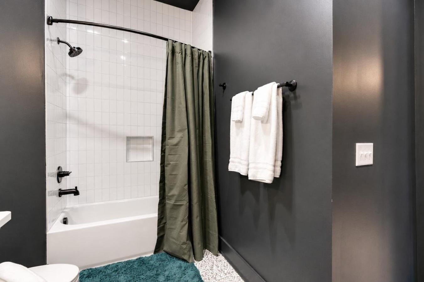 East Nash Top-floor 1br | Rooftop Deck | Sleeps 6