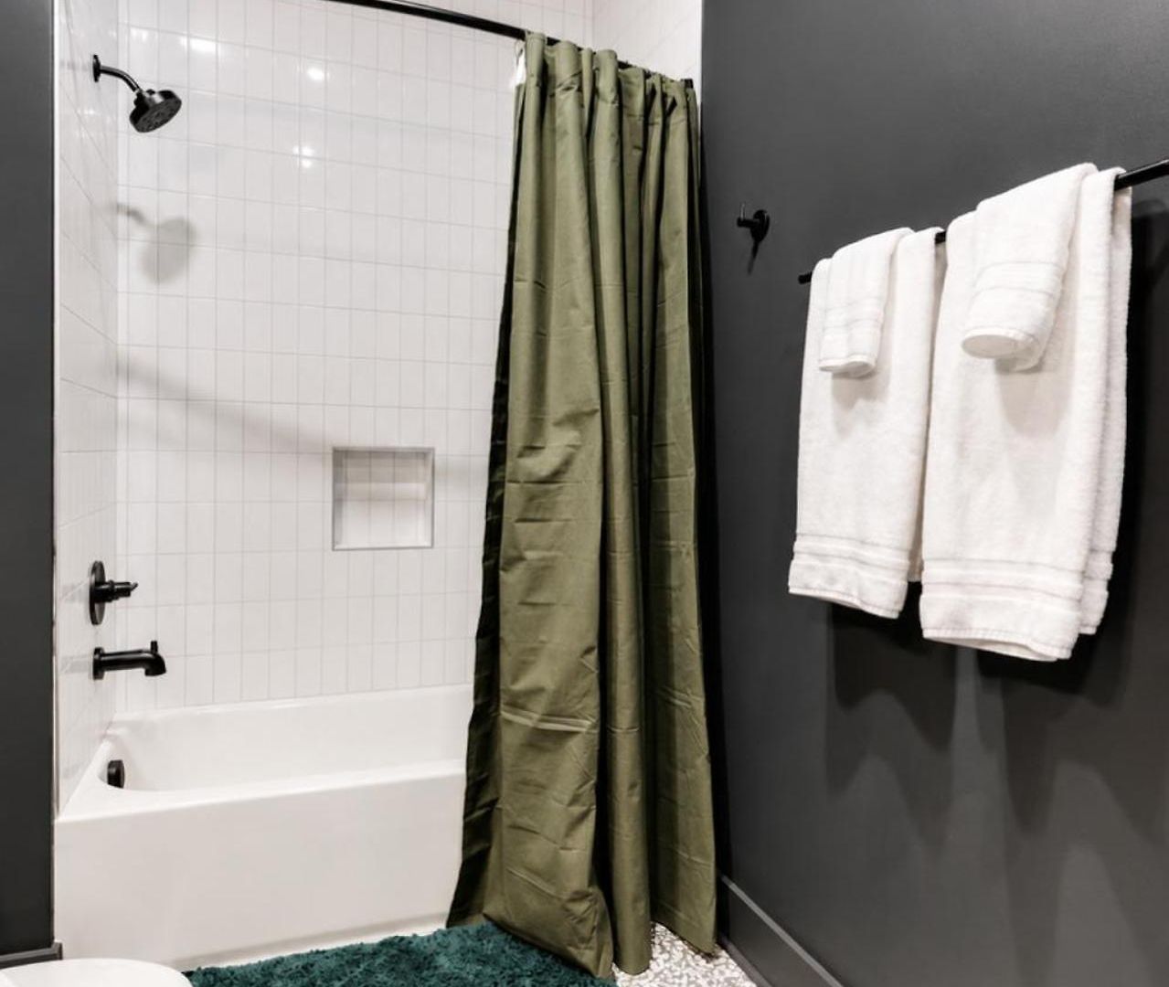 East Nash Top-floor 1br | Rooftop Deck | Sleeps 6