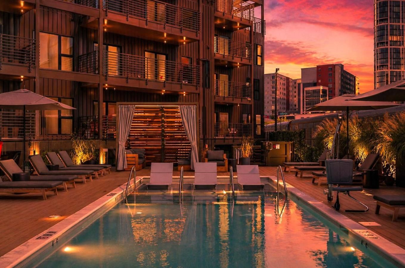 Skyline Nights Downtown Nash W/ Views, Pool, Gym
