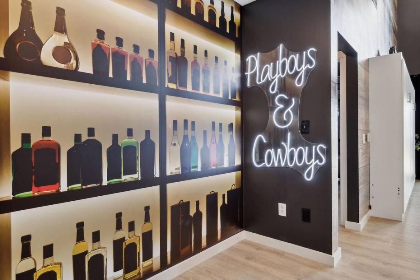 Walk To Broadway! The Man Cave/cowboys & Playboys With Pool & Gym Apartment