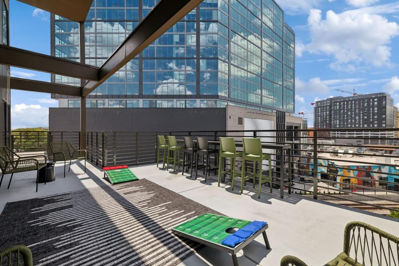 Apartment Walk To Broadway! The Man Cave/cowboys & Playboys With Pool & Gym