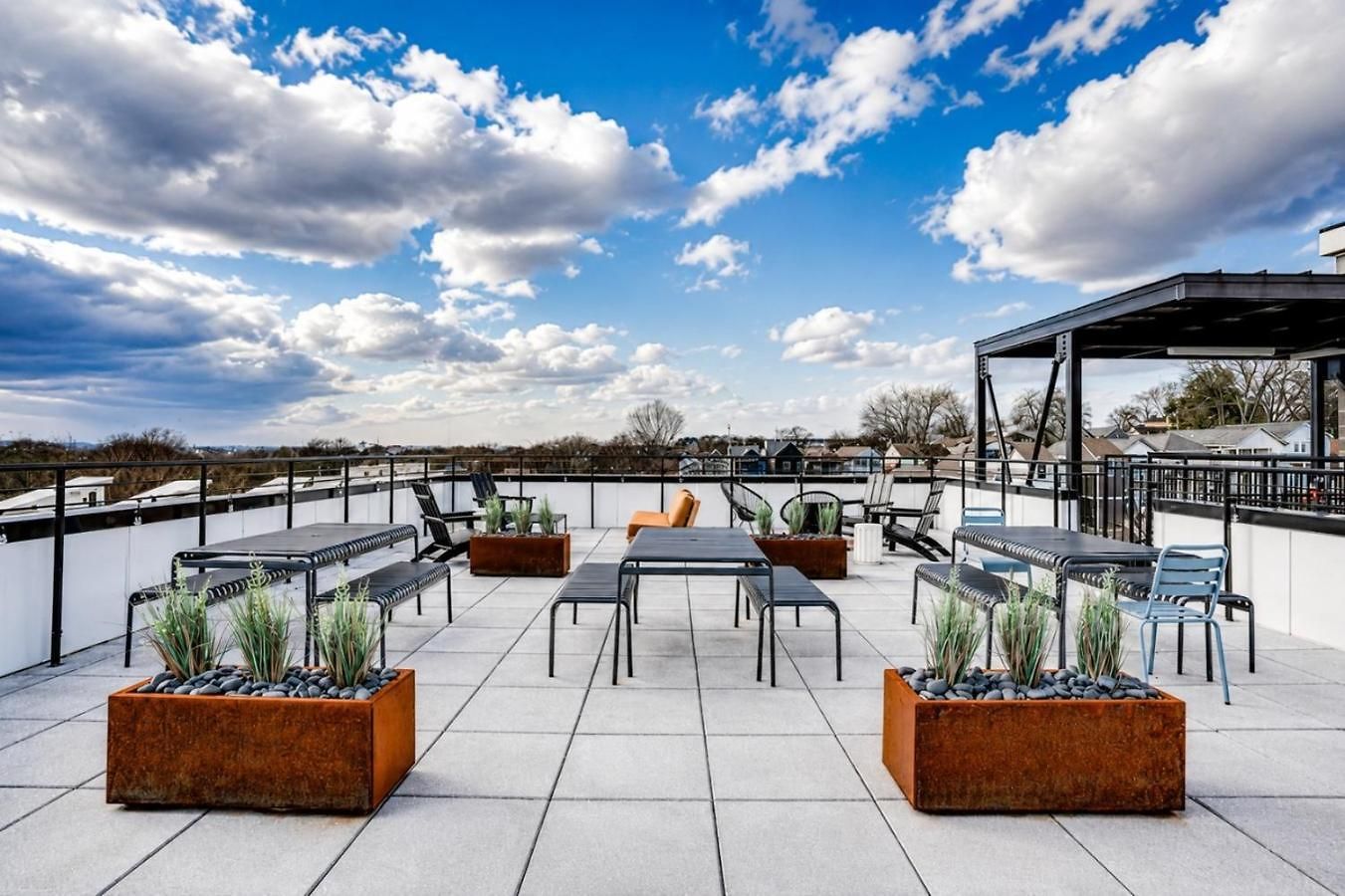 Holiday home East Nash Top-floor 1br | Rooftop Deck | Sleeps 6 *