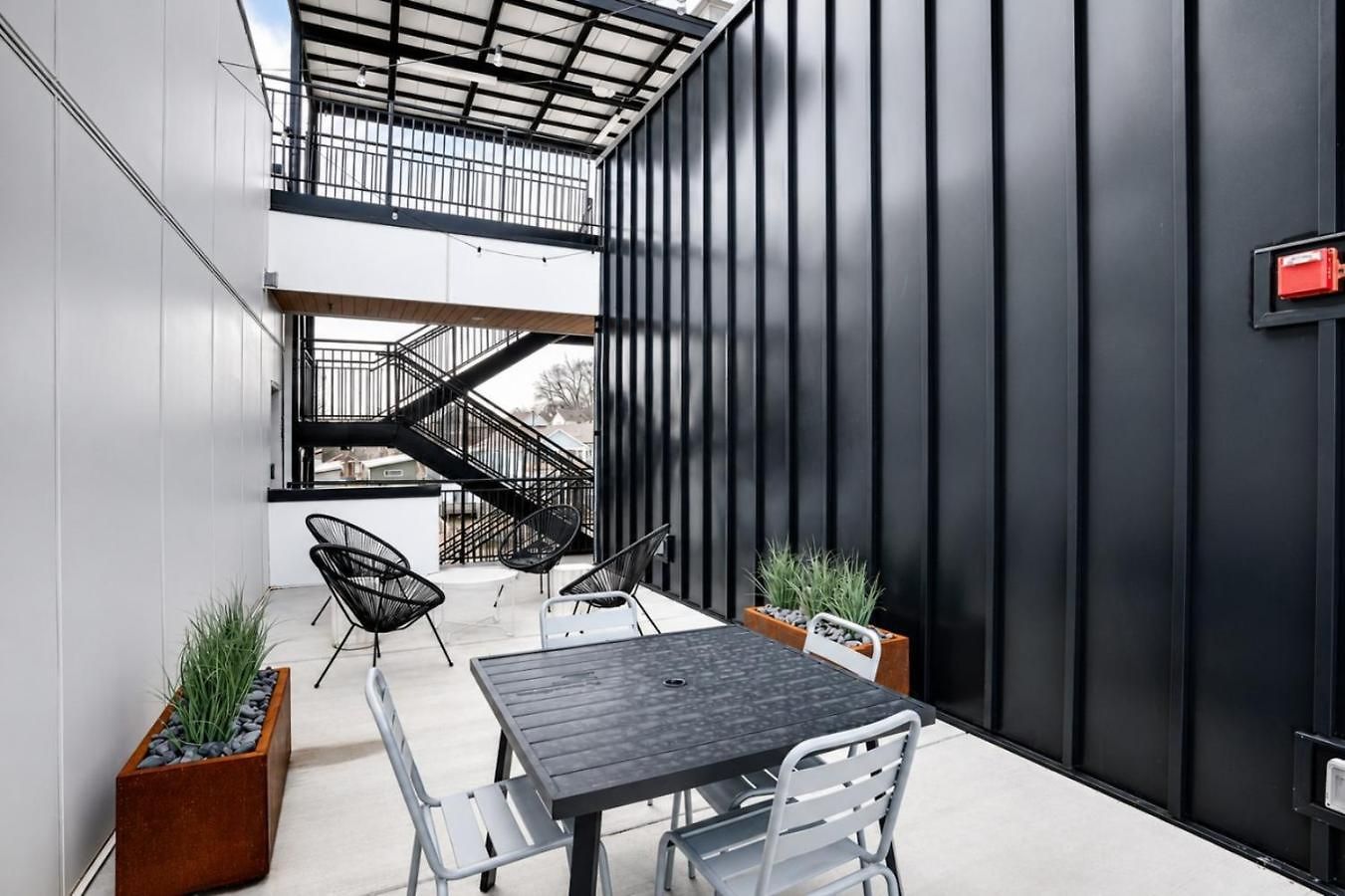 East Nash Top-floor 1br | Rooftop Deck | Sleeps 6 Nashville