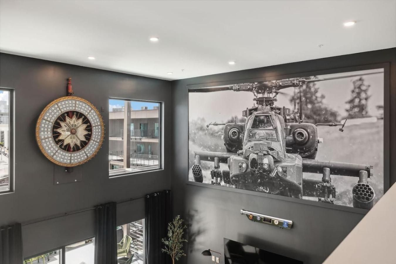 Walk To Broadway! The Man Cave/cowboys & Playboys With Pool & Gym Apartment *