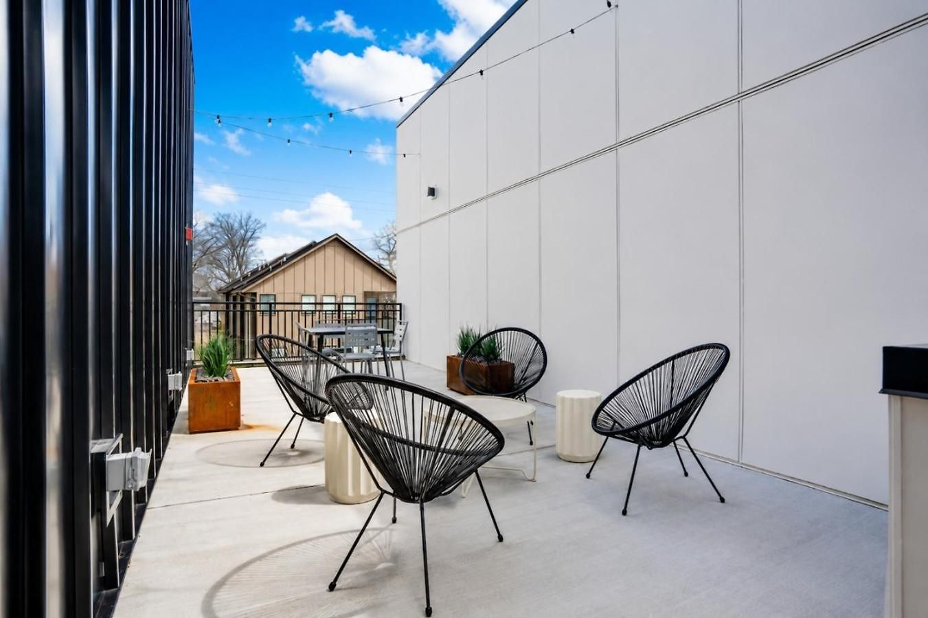 East Nash Top-floor 1br | Rooftop Deck | Sleeps 6