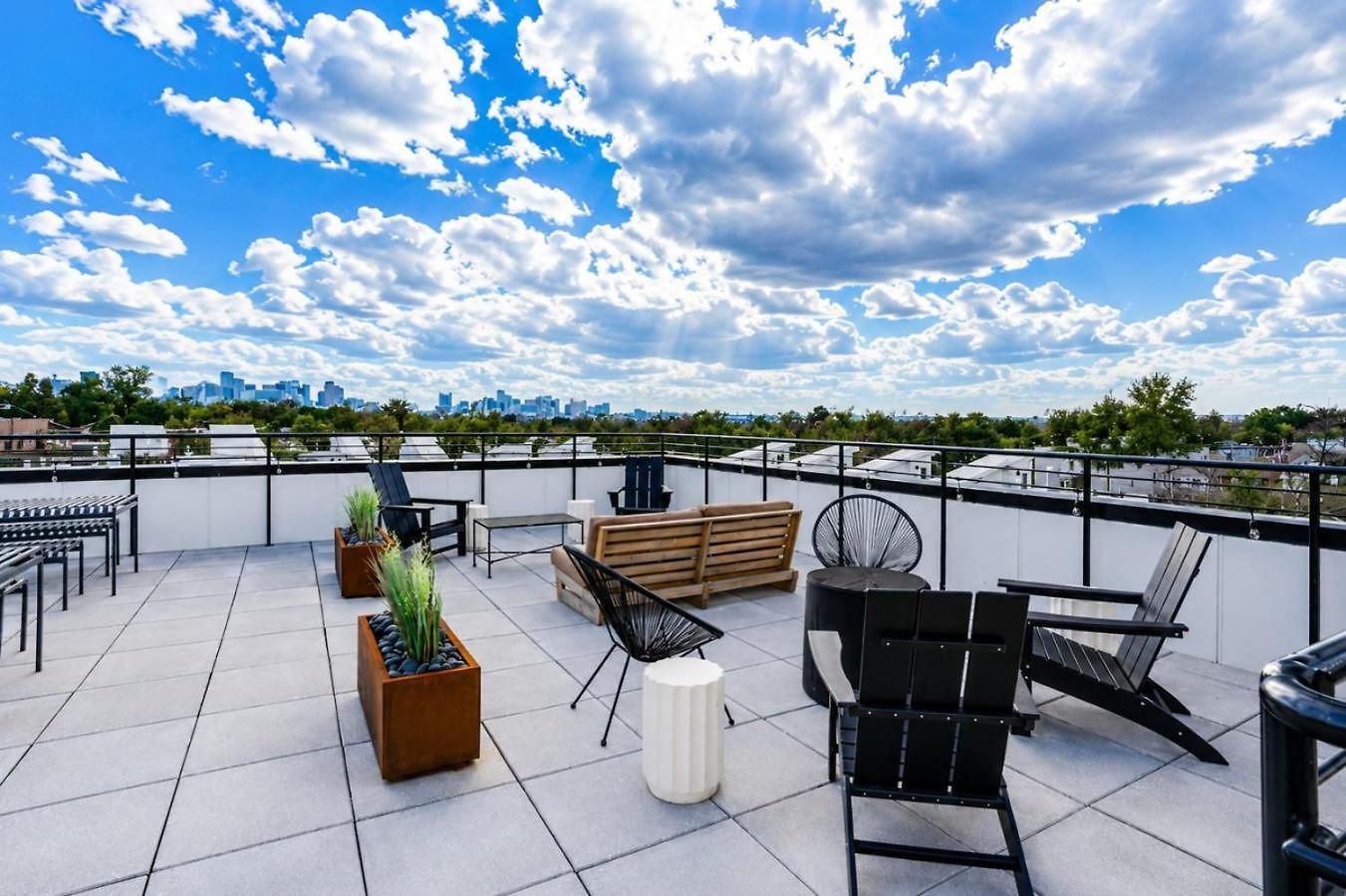 East Nash Top-floor 1br | Rooftop Deck | Sleeps 6 Nashville