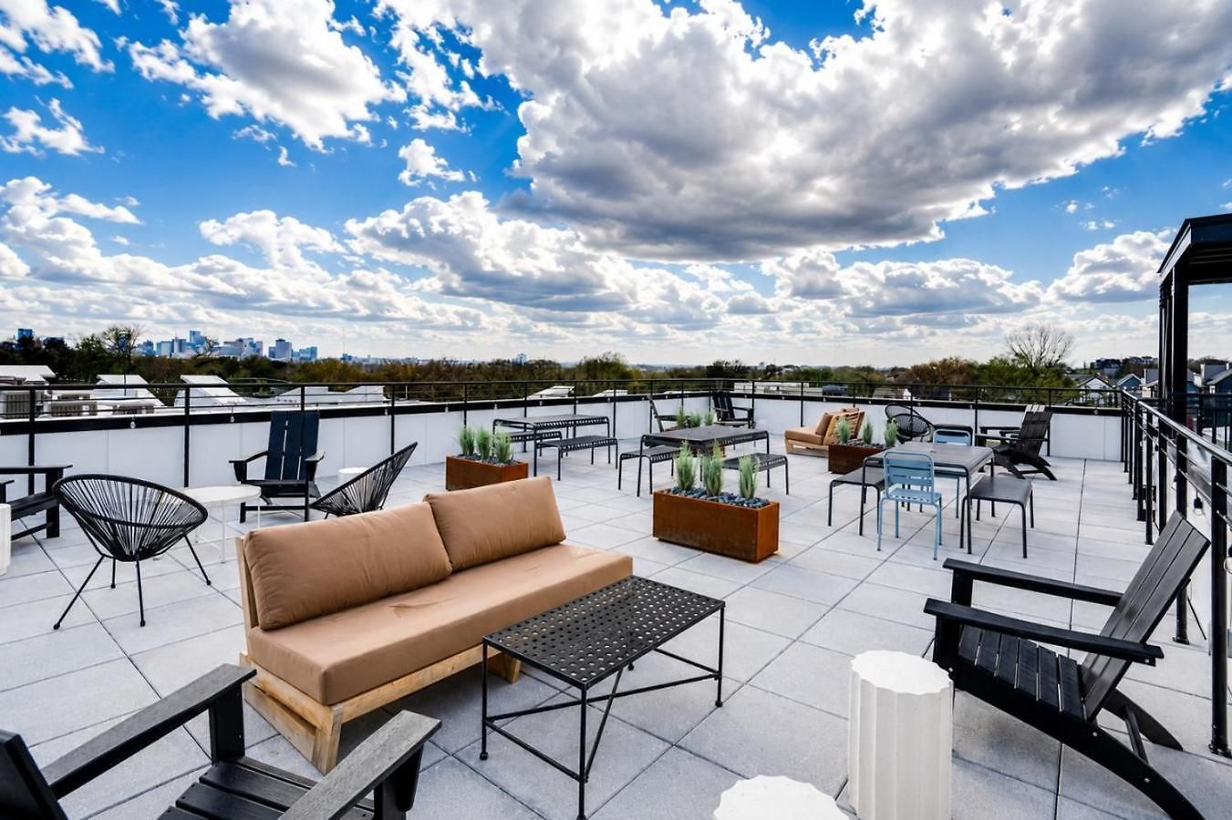 East Nash Top-floor 1br | Rooftop Deck | Sleeps 6 Nashville