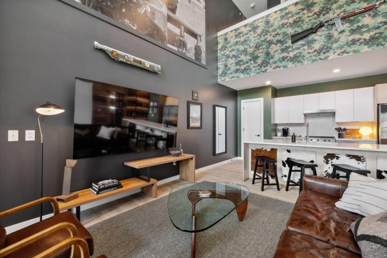 Walk To Broadway! The Man Cave/cowboys & Playboys With Pool & Gym