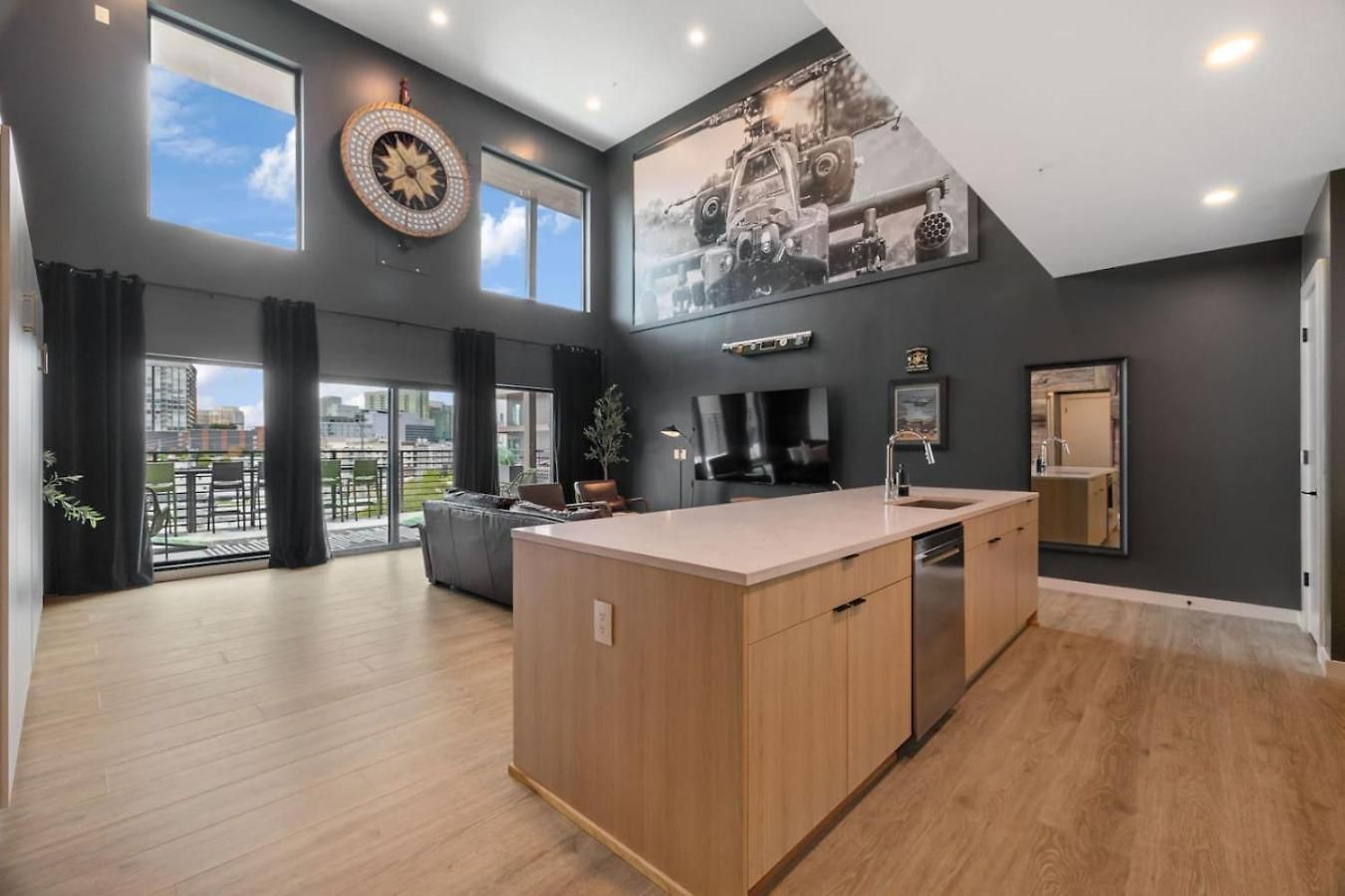 Walk To Broadway! The Man Cave/cowboys & Playboys With Pool & Gym Apartment *