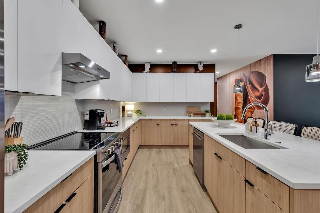 Apartment Boots On Broadway In Downtown With Parking, Pool, Gym *