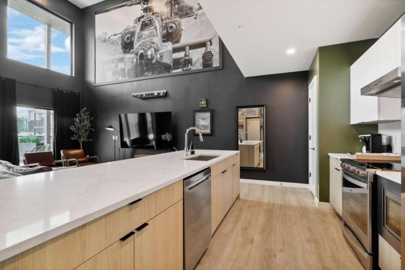 Walk To Broadway! The Man Cave/cowboys & Playboys With Pool & Gym Apartment *