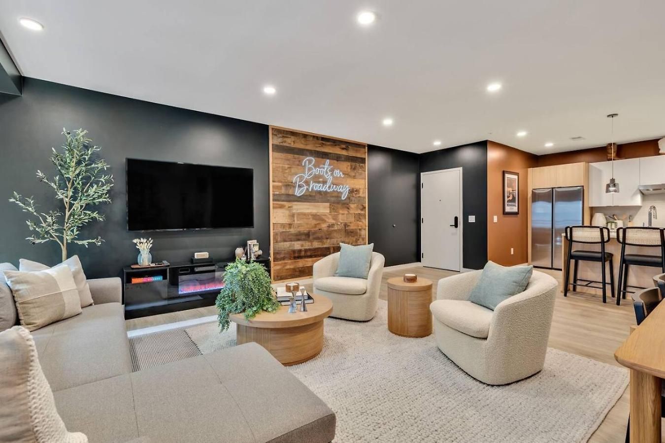 Apartment Boots On Broadway In Downtown With Parking, Pool, Gym