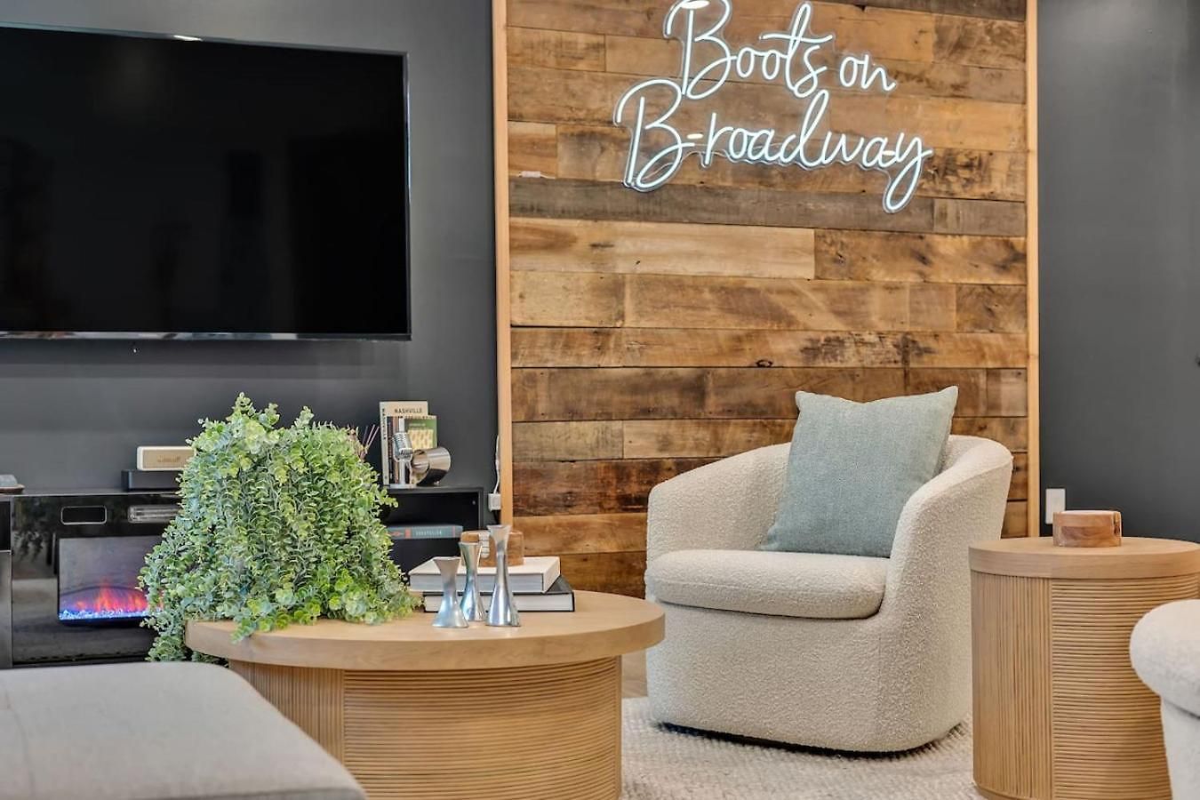 Apartment Boots On Broadway In Downtown With Parking, Pool, Gym *