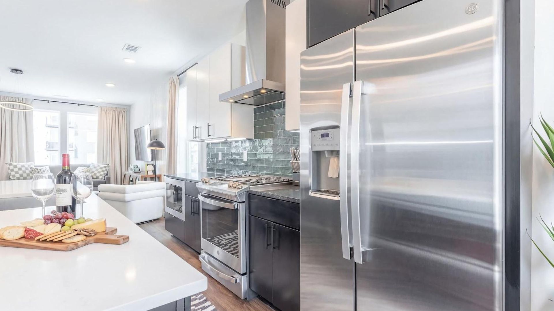 Luxe 4br Retreat With Rooftop Fire Pit & Garage Holiday home