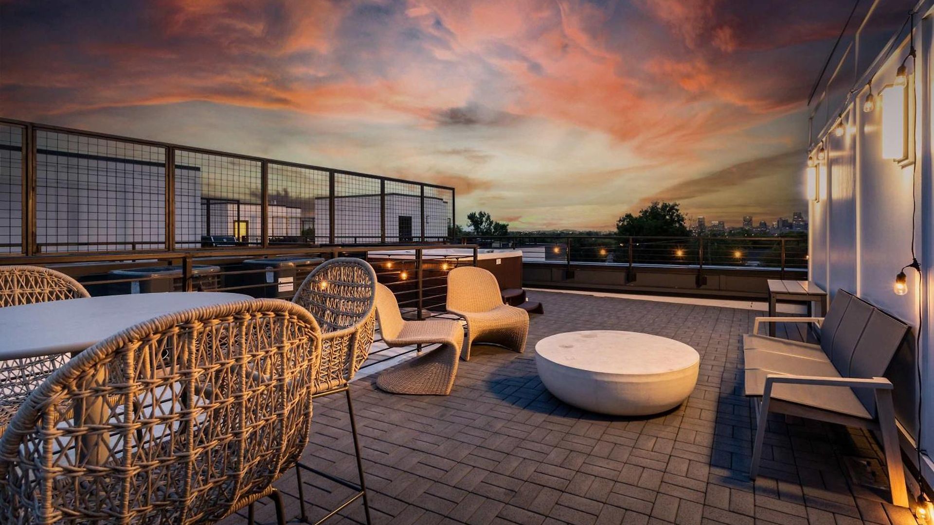 Escape With Skyline Deck And Hot Tub