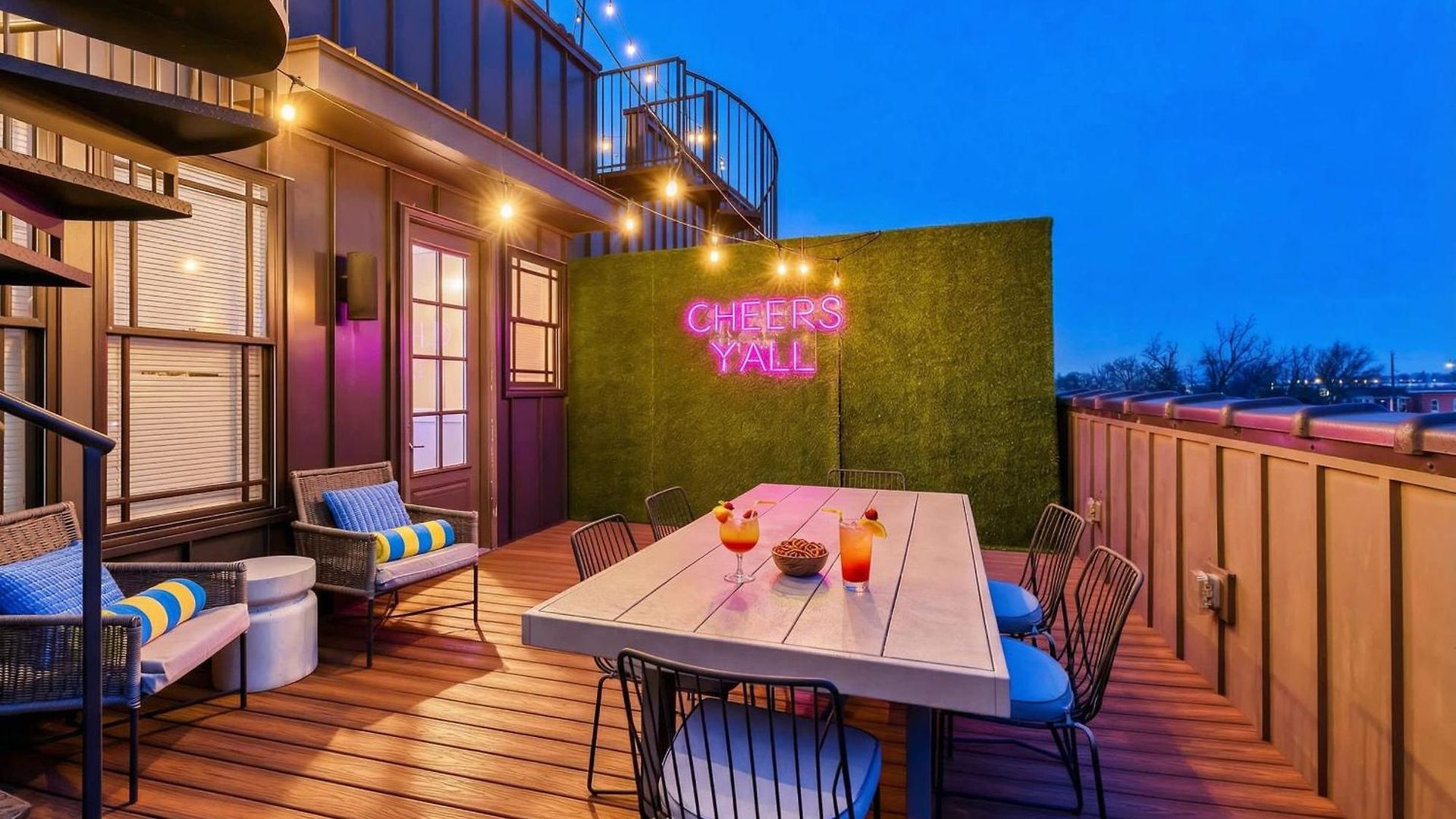 Skyline Views With Double Rooftop Deck & Game Holiday home