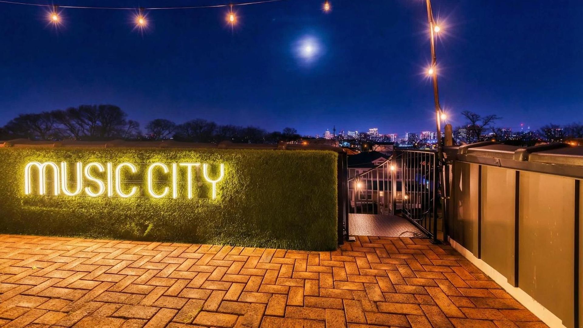 Holiday home Skyline Views With Double Rooftop Deck & Game *