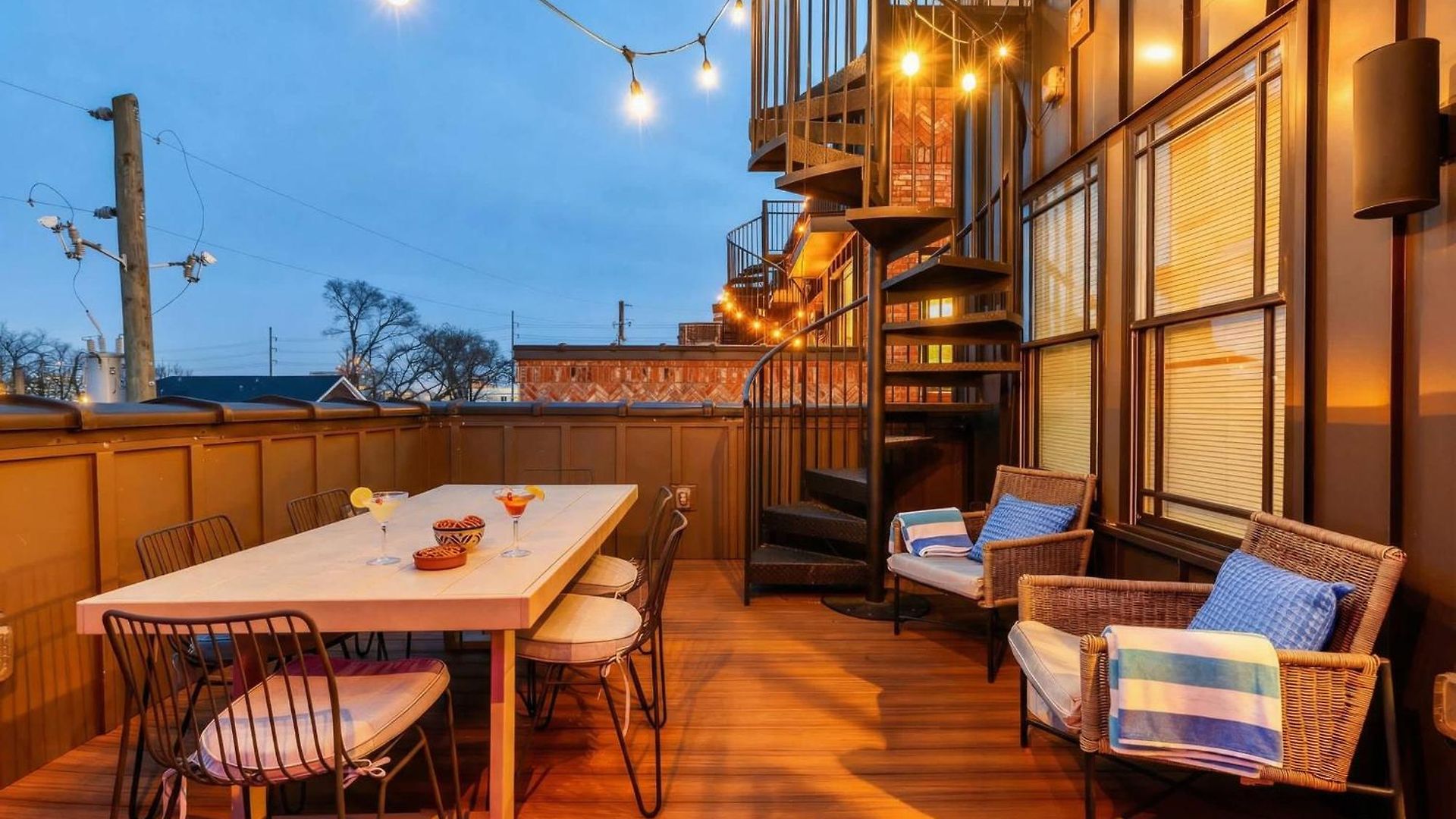 Skyline Views With Double Rooftop Deck & Game Holiday home