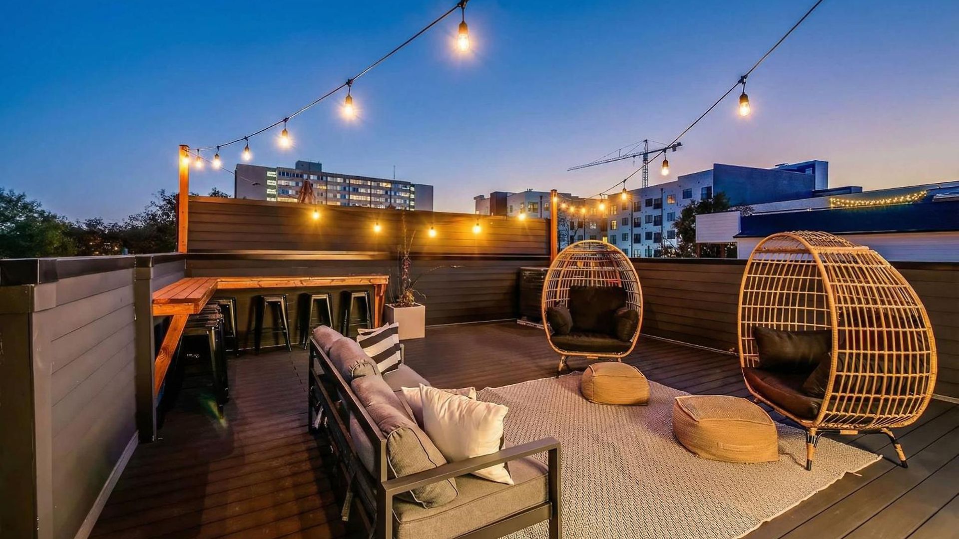 Dual Homes Rooftop Deck In Downtown