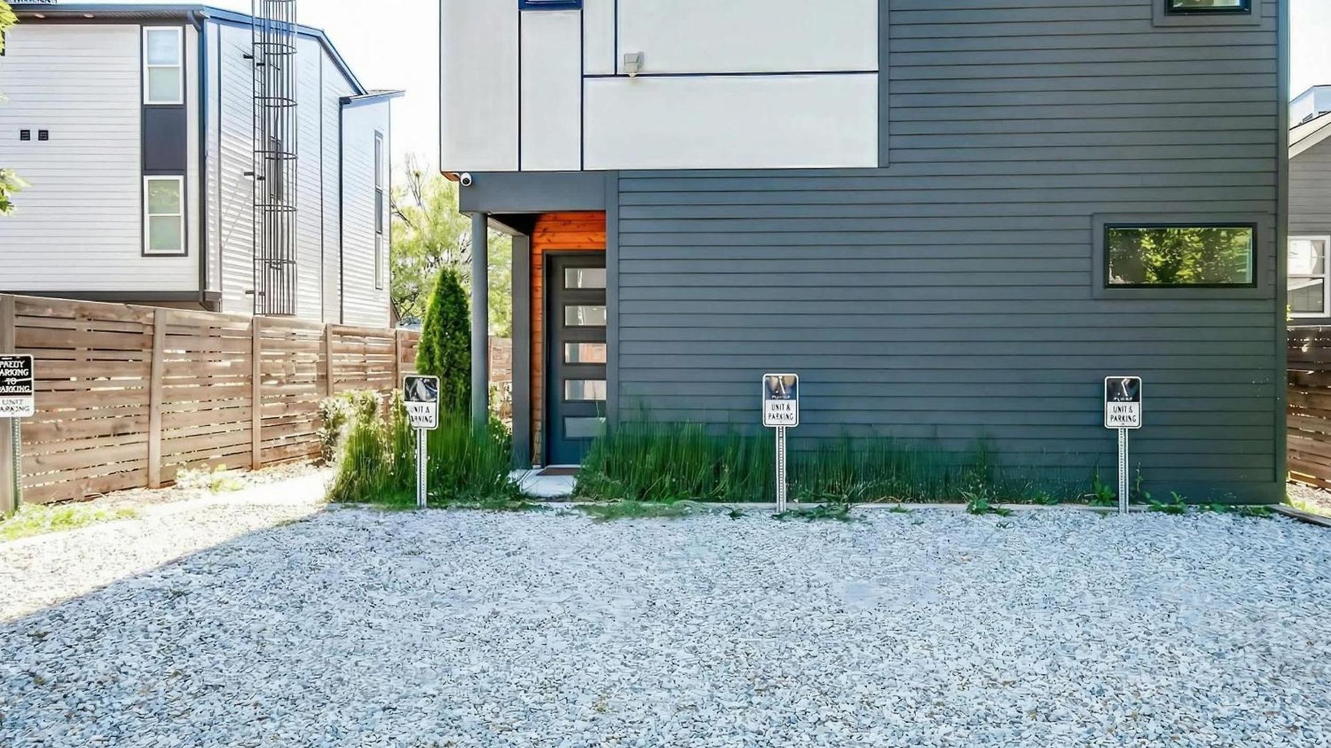 Dual Homes Rooftop Deck In Downtown Holiday home
