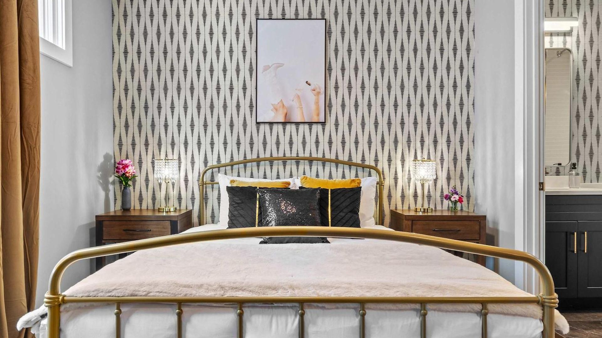 Iconic Ryman Revival - Pews Murals & Karaoke * Nashville