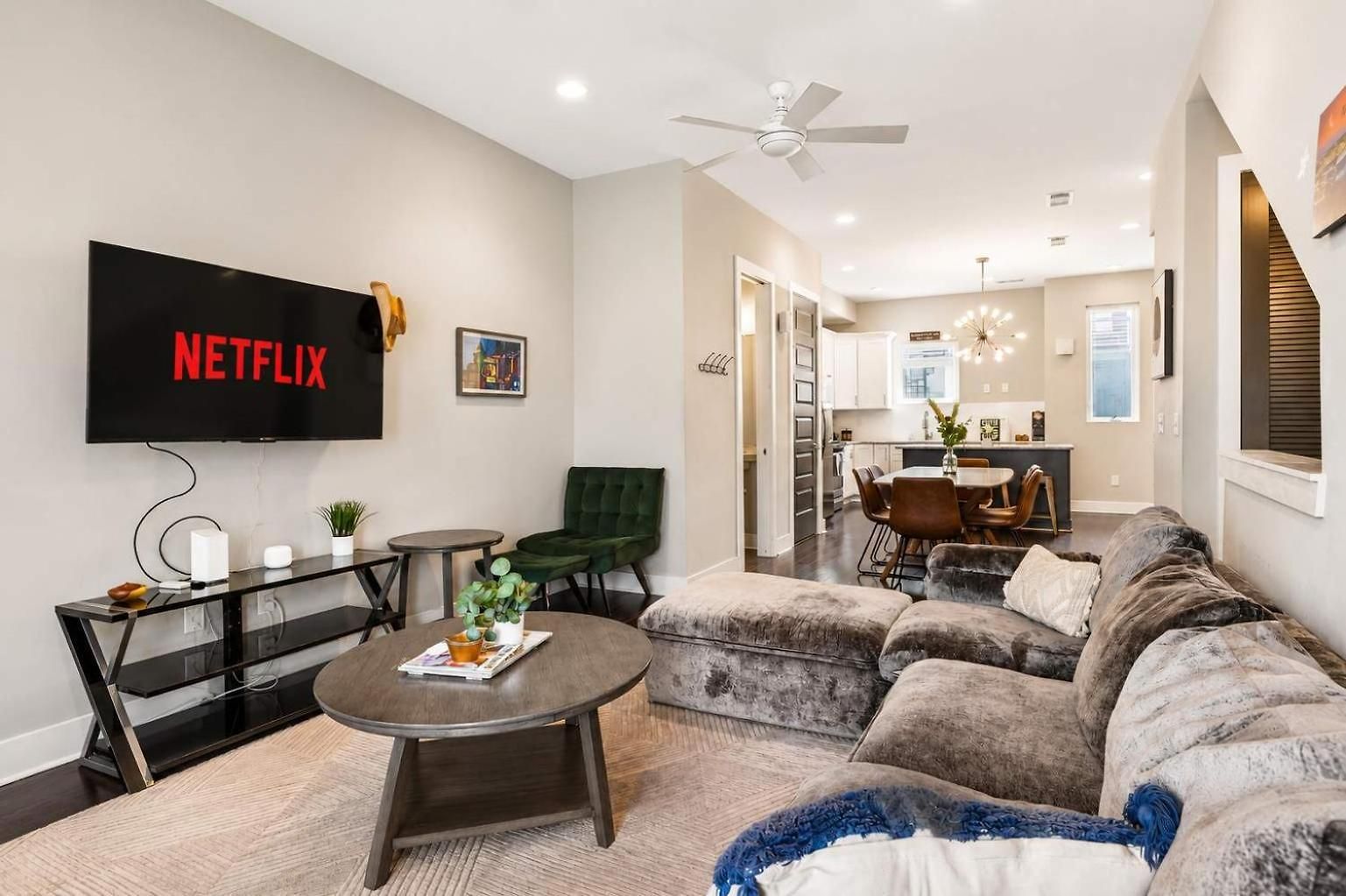 Chic Near Downtown Sleeps 14 Holiday home