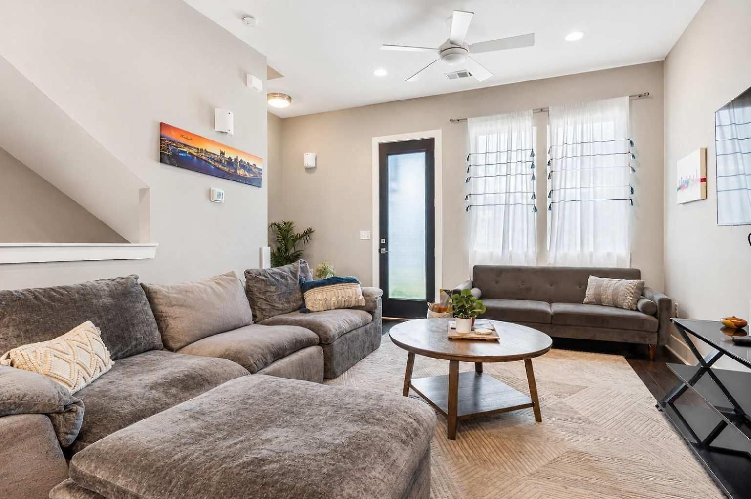 Holiday home Chic Near Downtown Sleeps 14