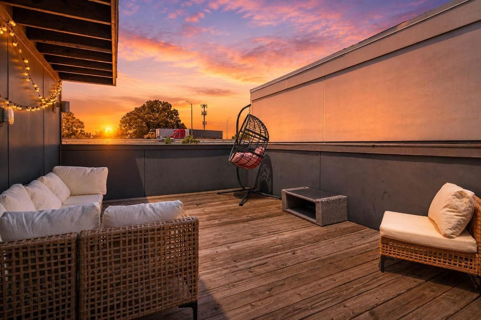 Holiday home Chic Near Downtown Sleeps 14 *