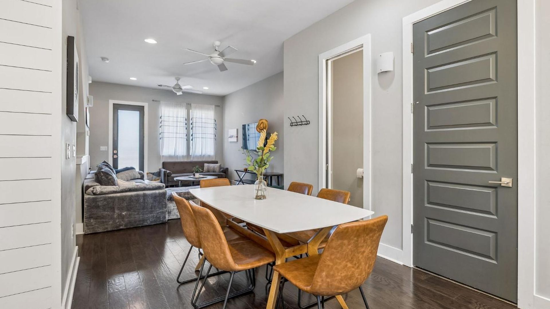 Chic Near Downtown Sleeps 14 Nashville