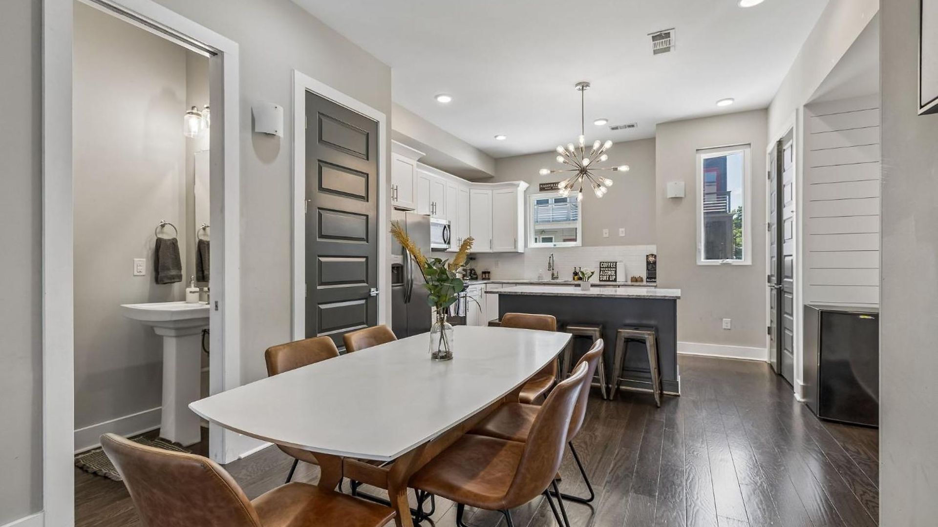 Chic Near Downtown Sleeps 14 *