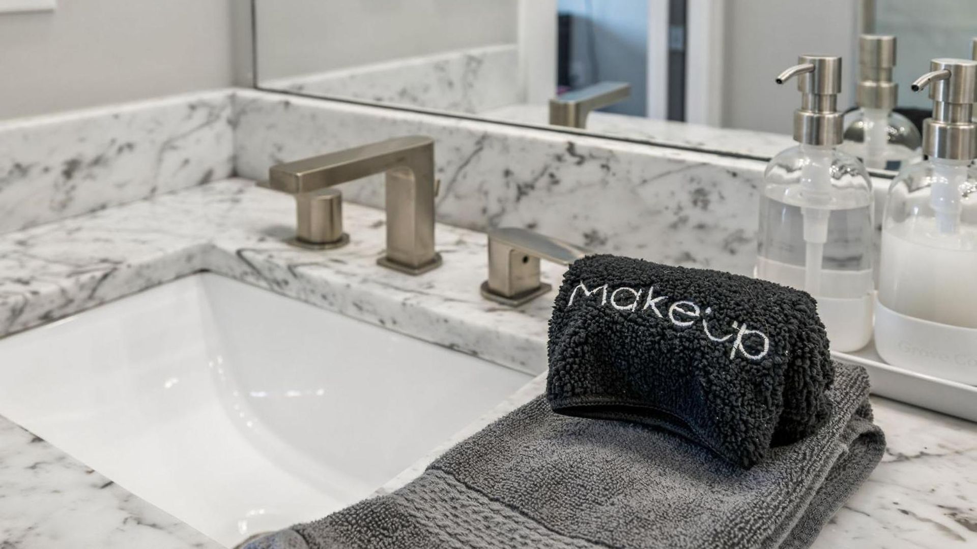 Chic Near Downtown Sleeps 14 * Nashville