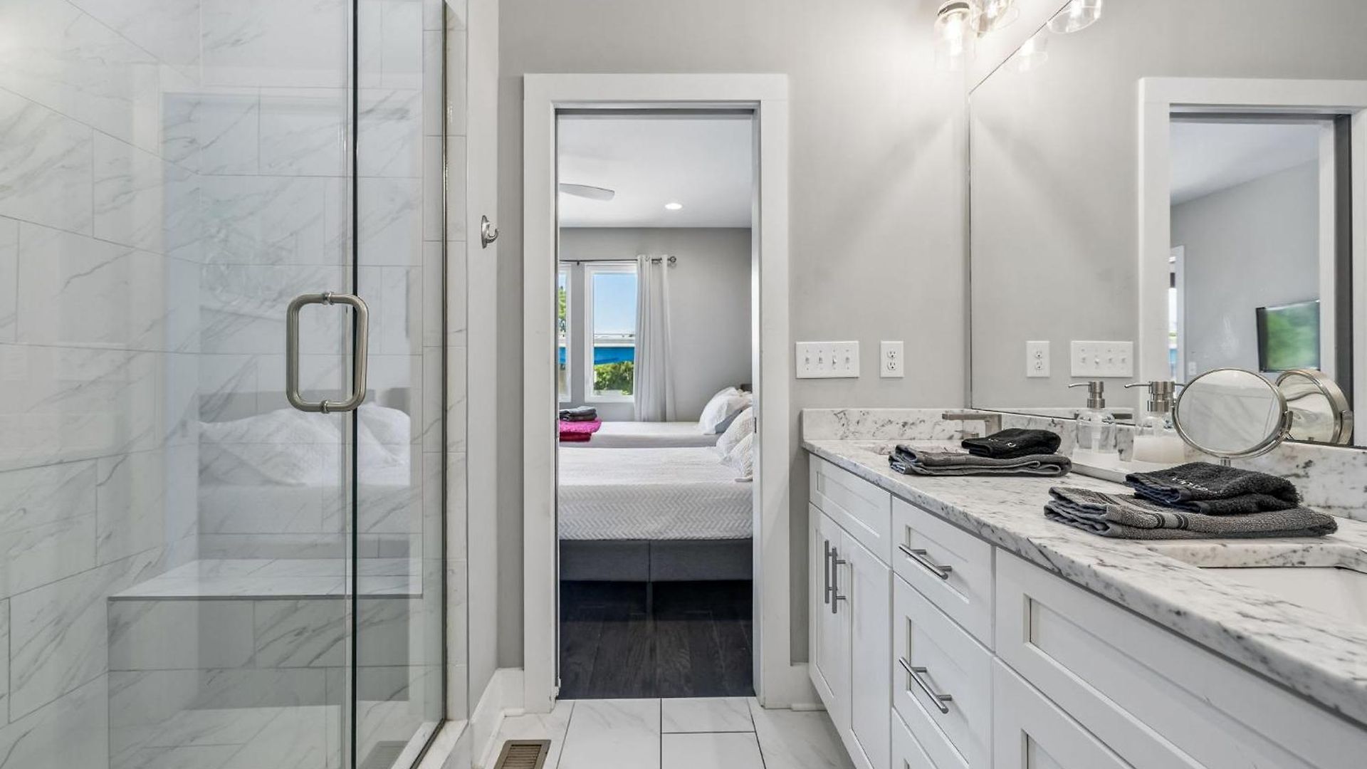 Chic Near Downtown Sleeps 14 * Nashville