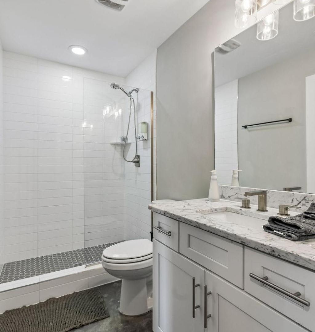 Holiday home Chic Near Downtown Sleeps 14 *